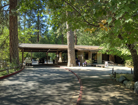 Yosemite-Village-Lodge-Entrance