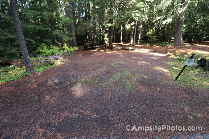 Little Crater Lake Campground 003 Parking